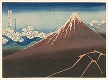 Der Fuji in Rostrot mit Schnee in den Rinnen, der Himmel von Indigo zu blassem Blau und lachsfarbene Blitze unter der Baumgrenze