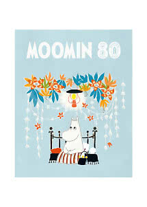 Lyseblå Moomin 80-plakat med Mumitrold på seng under blomster og hængende lampe