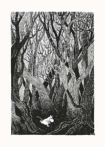 Illustrazione in bianco e nero di un piccolo personaggio troll in una foresta fitta e scura