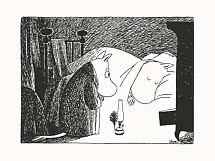 Sort-hvid illustration af et soveværelse med seng, pude, gardiner og en lille lampe på gulvet.