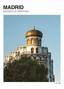 Plakat med Edificio La Adriática i Madrid, kuppeltårn over trætoppe mod blå himmel