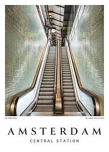 Poster con scale mobili alla stazione centrale di Amsterdam, viste dal basso