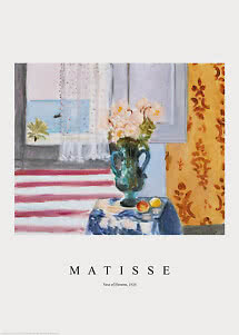 Matisse-plakat med maleri af blomster i blå vase ved et vindue med gardin og havudsigt