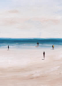 Abstrakt strandmaleri med små figurer på vådt sand ved havet under lys himmel