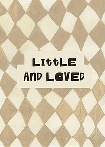 Poster mit dem Schriftzug „Little and Loved“ auf beigebraunem Rautenmuster-Hintergrund