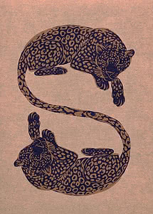 Zwei Leoparden in tiefem Navy und Gold auf staubigem Altrosa, einer oben eingerollt, einer darunter ausgestreckt, die Schwänze in einer S-Kurve