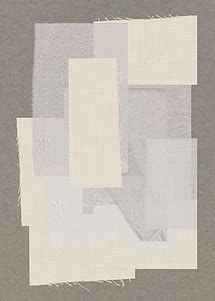 Des chutes de lin, de gaze et de coton crème et gris pâle se chevauchent en grille lâche sur un carton gris, plusieurs bords laissés effilochés