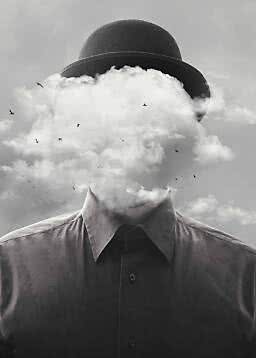Schwarz-weißes surrealistisches Porträt einer Person mit Melone, Gesicht von Wolken verdeckt.