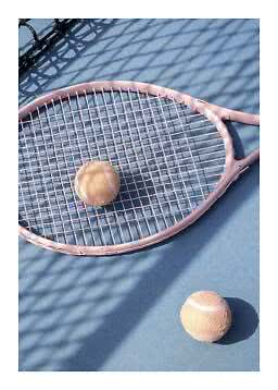 Raquette de tennis rose et deux balles sur un court bleu avec ombres