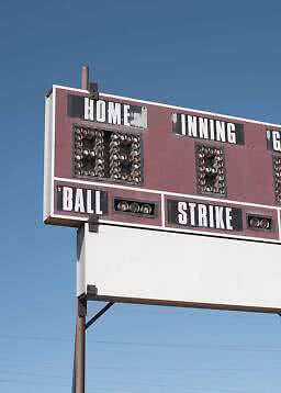 Baseball-Anzeigetafel mit Spielstand und Inning vor klarem blauem Himmel
