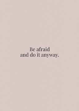 Beige plakat med sort tekst: "Be afraid and do it anyway."