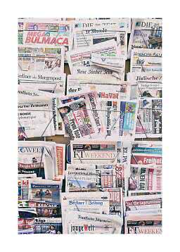 Zeitungsständer mit internationalen Zeitungen und Magazinen in mehreren Reihen