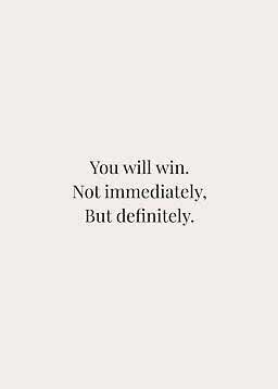 Minimalistisk typografisk plakat med teksten: "You will win. Not immediately, But definitely."