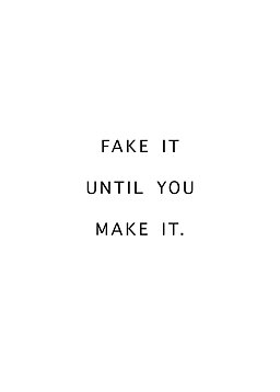 Minimalistyczny plakat z czarnym napisem na białym tle: „FAKE IT UNTIL YOU MAKE IT.”