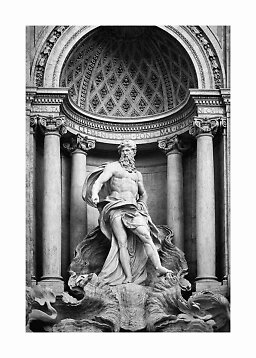Foto in bianco e nero di statua classica di uomo barbuto in una nicchia con colonne