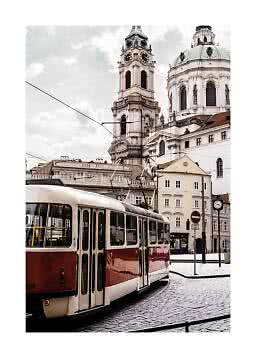 Rote und cremefarbene Straßenbahn auf Kopfsteinpflaster vor Kirche mit Uhrturm und Kuppel
