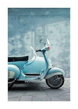 Lyseblå vintage-scooter parkeret ved en blågrå mur
