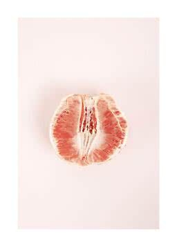 Demi-pamplemousse rose sur fond rose clair
