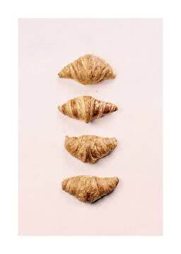 Quattro croissant disposti in verticale su sfondo rosa chiaro