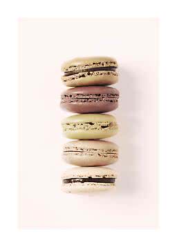 Pila di cinque macarons nei toni chiari e marroni su sfondo rosa pallido