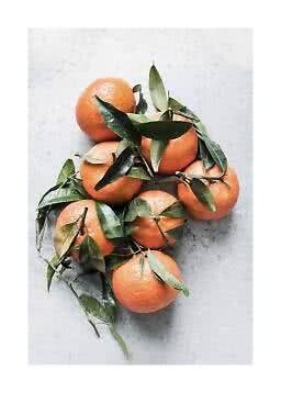 Pile de mandarines avec feuilles vertes sur une surface gris clair