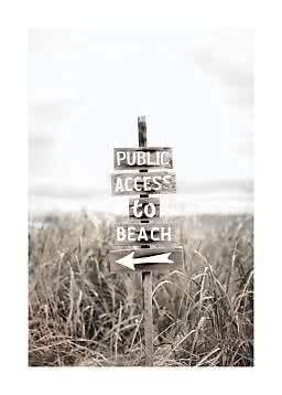 Cartello in legno tra le dune con scritta "Public access to beach" e freccia a sinistra