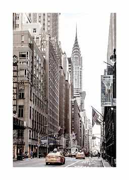 Strada di New York con taxi gialli, alti edifici e il Chrysler Building sullo sfondo