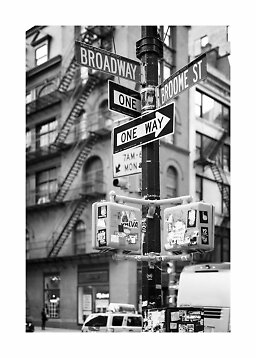 Sort-hvidt foto af gadeskilte for Broadway og Broome St med envejspile i bymiljø.
