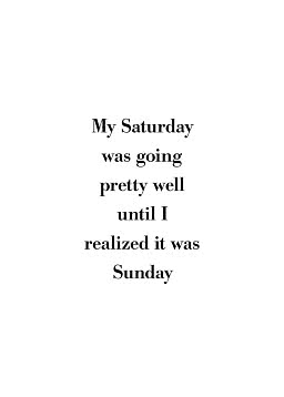 Czarny tekst cytatu na jasnoszarym tle: “My Saturday was going pretty well until I realized it was Sunday”.