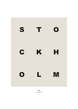 Minimalistisches Poster mit den Buchstaben STOCKHOLM in Schwarz auf hellem Beigeton und kleinen Koordinaten unten