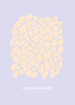Abstraktes Poster mit hellen, unregelmäßigen Formen auf lila Hintergrund und dem Text Reform Gallery.