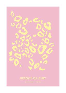 Abstrakt poster med gula leopardfläckar på rosa bakgrund och texten Reform Gallery.