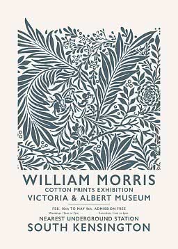 Plakat med blågråt botanisk mønster og teksten William Morris Cotton Prints Exhibition.