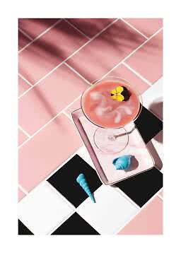Rosa cocktail i martiniglas med blomma på bricka över rosa och svartvita kakelplattor.