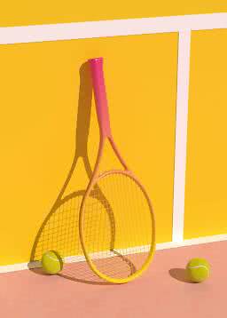 Bunter Tennisschläger mit pinkem Griff und zwei Tennisbällen vor gelber Platzwand