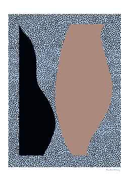 Póster abstracto con formas de jarrón negra y beige sobre fondo azul claro con puntos