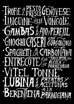 Affiche noire avec noms de plats italiens en lettres blanches décoratives dessinées à la main