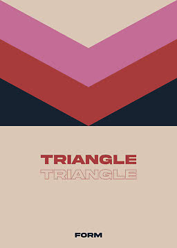 Poster astratto con forme a V stratificate in beige, rosa, rosso e blu navy, con scritta Triangle