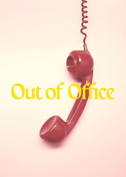 Rødt telefonrør med snoet ledning og teksten "Out of Office" på lys baggrund