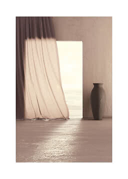 Beige transparent gardin ved solbelyst åbning og mørk gulvvase i minimalistisk rum