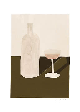 Minimalistisk kunsttryk med lys flaske og vinglas på mørkt bord