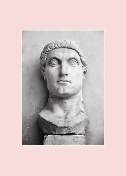Foto in bianco e nero di un busto romano in marmo su sfondo rosa