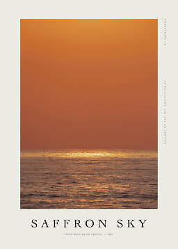 Plakat med gyldent hav under orange himmel ved solnedgang, med teksten "Saffron Sky"