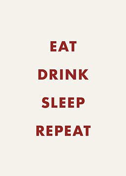 Plakat med rød tekst på beige baggrund: "EAT DRINK SLEEP REPEAT".