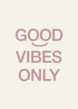 Poster con la scritta "GOOD VIBES ONLY" in rosa antico su sfondo chiaro