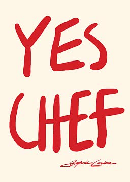 Plakat med håndskrevet rød tekst "YES CHEF" på lys baggrund og rød signatur nederst.