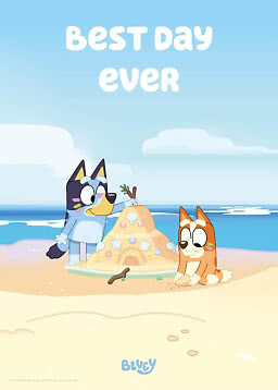 Bluey und Bingo bauen am Strand eine Sandburg unter dem Text "Best Day Ever"