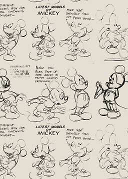 Patroon met schetsen van Mickey Mouse in verschillende houdingen en handgeschreven notities op beige