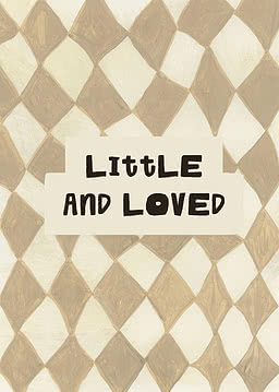 Plakat med teksten "Little and Loved" på beige baggrund med diamantmønster