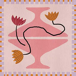 Un vaso rosa alto fatto di curve speculari su fondo cipria, con fiori a righe rosse e arancioni su una linea nera